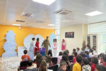 Gönüllü gençlerden çocuklara tiyatro şöleni