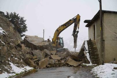 Gümüşhane’de dağdan kopan dev kayalar ahıra düştü, 3 ev boşaltıldı