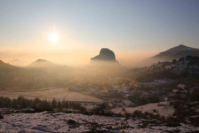 Gün doğumunda sis altında kalan kale kendisine hayran bıraktı