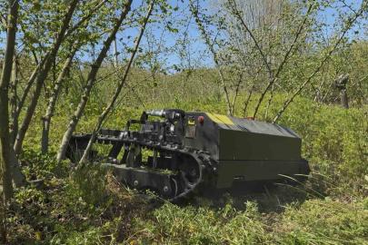 Günler süren işi 3 saatte bitiriyor, çiftçi ise hayretle izliyor