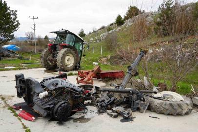 Hafif ticari araç ile çarpışan traktör ikiye bölündü: 5 yaralı