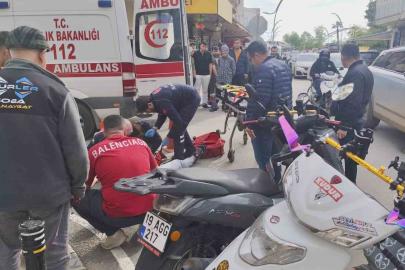 Hafif ticari araç ile motosiklet çarpıştı o anlar güvenlik kamerasına yansıdı: 1 yaralı