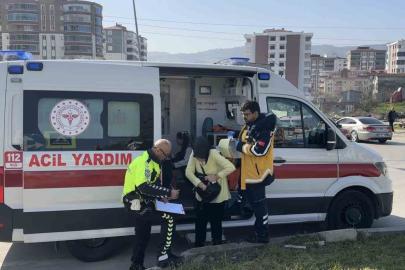 Hafif ticari araç ile otomobil çarpıştı: 3 çocuk yaralı