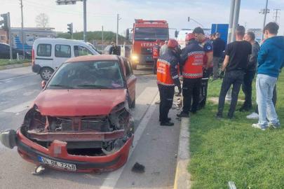 Hafif ticari araç ile otomobil çarpıştı: 4 yaralı