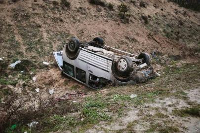 Hafif ticari araç takla attı: 4 yaralı