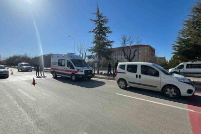 Hafif ticari aracın çarptığı hemşirelik bölümü öğrencisi genç kız yaralandı