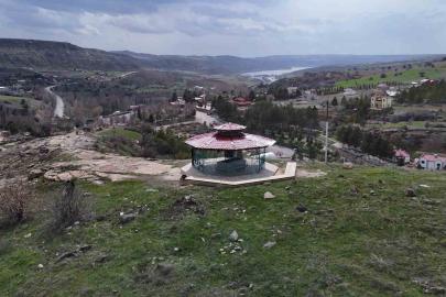 Hakim tepedeki türbesinde ziyaretçilerini ağırlıyor