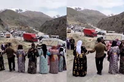 Hakkari-Van yolunda heyelan yolu kapattı, halay moral oldu