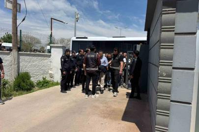 Halfeti Belediyesine operasyonda gözaltına alınan şüpheliler adliyeye sevk edildi