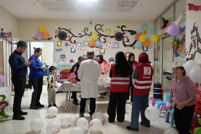 Hastanede tedavi gören çocuklara 23 Nisan sürprizi