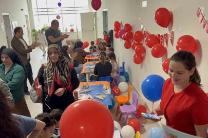 Hastanede tedavi gören çocuklara 23 Nisan sürprizi