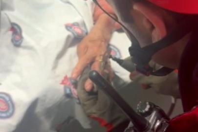 Hastanın parmağına sıkışan yüzüğü itfaiye ekipleri çıkardı