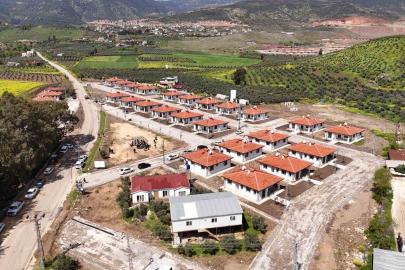 Hatay Büyükşehir Belediyesi, Karamağara’da inşa ettiği köy evlerinin anahtarlarını hak sahiplerine teslim etti