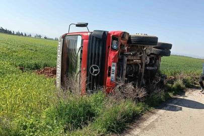 Hatay’da sürücüsünün kontrolünü kaybettiği tır devrildi