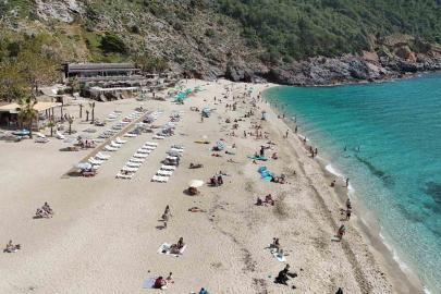 Hava sıcaklığının 24 dereceye yükseldiği Alanya’da sahiller doldu