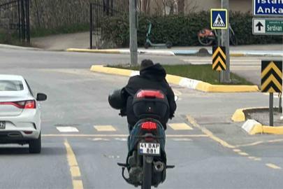 Hayat kurtaracak kaskı kolunda taşıdı