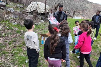 Hayırsever polisten binlerce öğrenciye anlamlı destek