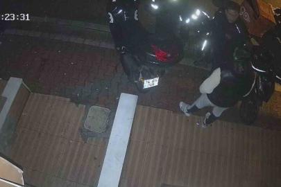 Hırsızlık yaptı sandılar, 14 yaşındaki çocuğu tekme tokat dövdüler; o anlar kamerada
