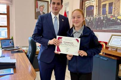 Hisarcık Kaymakamı Erkan Atam’dan başarılı öğrenciye ödül