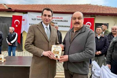 Hisarcık’ta arı üreticilerine fondan şekeri, çiftçilere korunga tohumu dağıtıldı
