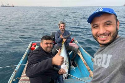 Hobi olarak olta balıkçılığı yapan öğretmen 60 kiloluk orkinos yakaladı