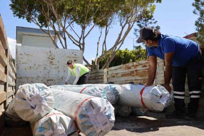 Hortum ve yağıştan zarar gören Kumlucalı çiftçilere sera naylonu desteği