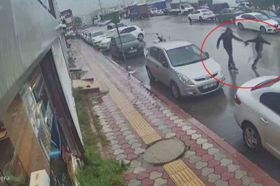 İçi para dolu çantayı sinsice kendine yaklaşan kapkaççıya kaptırmayan kuyumcu, çantasına göz diken şahsı yakalayabilmek için metrelerce kovaladı o anlar kamerada