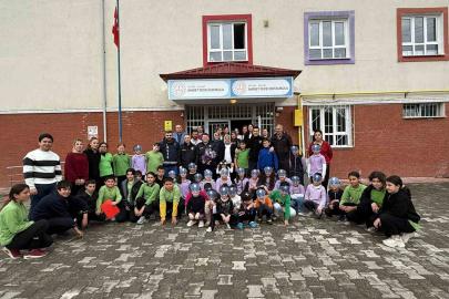 İhbar üzerine okula giden polisler sürpriz kutlamayla karşılandı