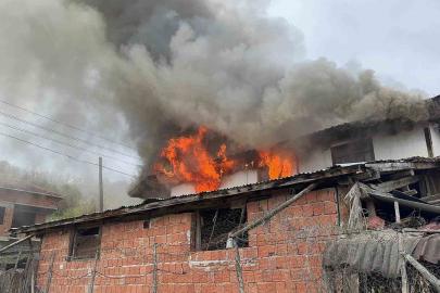 İki katlı ev alev alev yandı