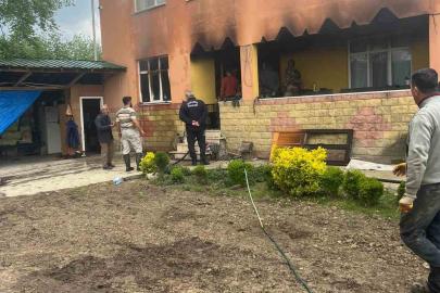 İki katlı evin mutfağında çıkan yangın paniğe neden oldu