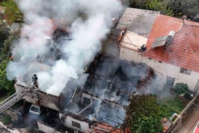 İki katlı gecekonduda çıkan yangın bitişiğindeki eve sıçradı