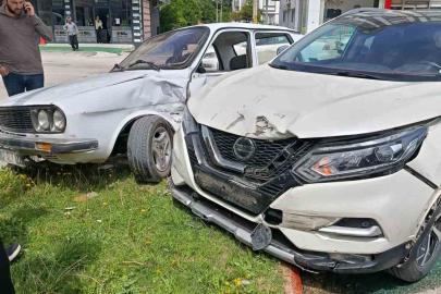 İki otomobilin çarpıştığı kaza anı kamerada