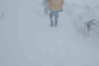 İlkbaharda kar şaşkınlığı, belde yolu ulaşıma kapandı