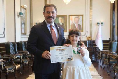 İngilizce olimpiyatında dünya üçüncüsü olan şehit kızı, söyledikleriyle valiye duygusal anlar yaşattı