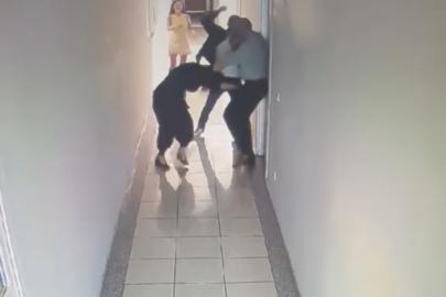 İş adamı kardeşlerin kavgasında çalışan ayağından vuruldu, o anlar kamerada