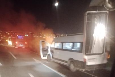 İşçi servis minibüsü alev aldı