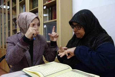 İşitme engelli kadınlar işaret diliyle Kur’an-ı Kerim öğreniyor