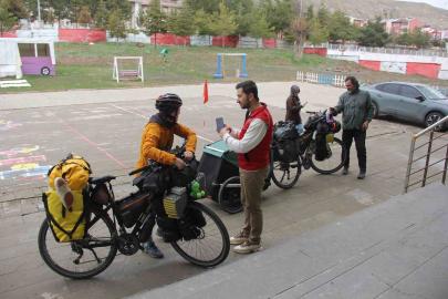 İspanyol gezgin çift, Sivas’ta sıra gecesi ile tanıştı