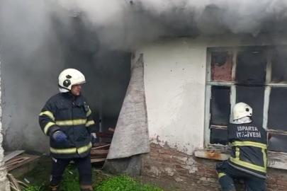 Isparta’da metruk binada çıkan yangın itfaiye ekiplerince söndürüldü