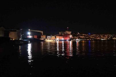 İstanbul Boğazı’nda gemi yalıya metreler kala karaya oturdu, geçişler geçici olarak durduruldu