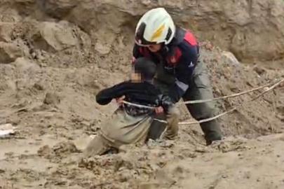 İzmir’de çamura saplanan çocukları itfaiye kurtardı