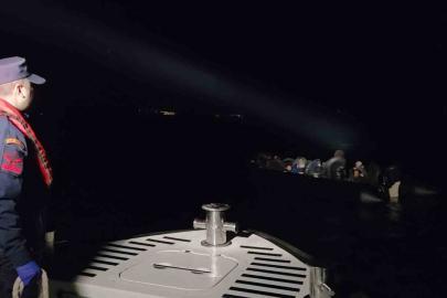 İzmir’de hareketli lastik bottaki 33 düzensiz göçmen yakalandı