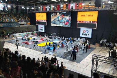 İzmitli robotik takımlar, Turknet’in teknoloji altyapısıyla FRC’de yarıştı