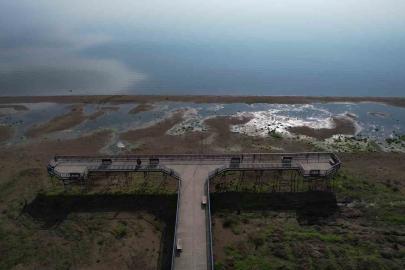 İznik Gölü’nde su çekilmesi alarm veriyor...İskele karada kaldı