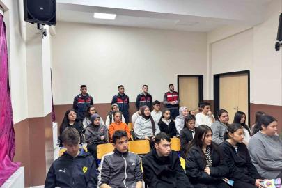 Jandarmadan öğretmen ve öğrencilere güvenli internet eğitimi