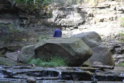 Kabaceviz Şelalesi’nde piknik yapan kardeşlerin üzerine kaya düştü: 1 ölü