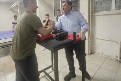 Kabakcı; öğrencilerle bilek güreşi yaptı