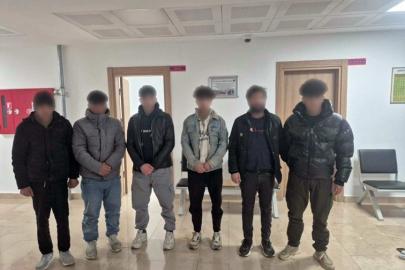 Kaçak göçmenler otomobil bagajında yakalandı