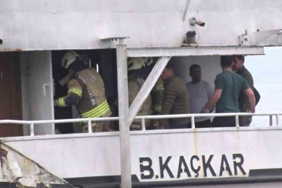 Kadıköy İskelesi’nde çıkan tekne yangını paniğe neden oldu