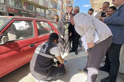 Kadının kapıda unuttuğu çantadaki altın ve paraları çaldılar